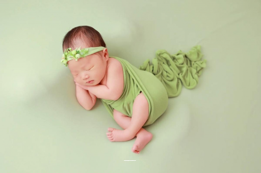 高安宝宝拍嗝吐奶